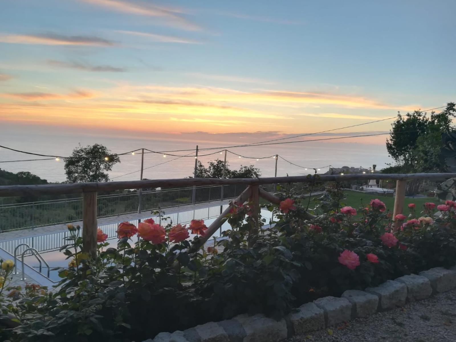 Borgo Rosso Di Sera Resort Сан Лучидо Екстериор снимка